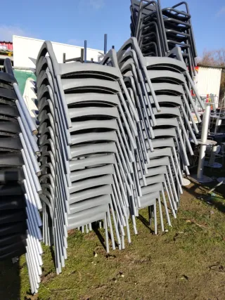 Sillas apilables negras y plateadas