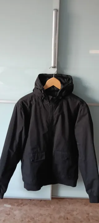 Cazadora negra con capucha