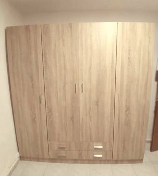 Armario de madera color beige y marrón