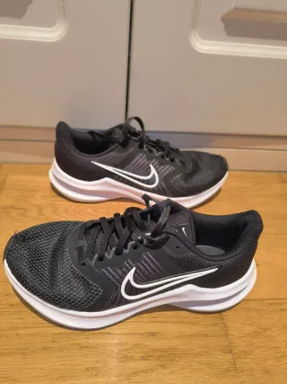 Zapatillas Nike Talla 38.5 Negras y Blancas