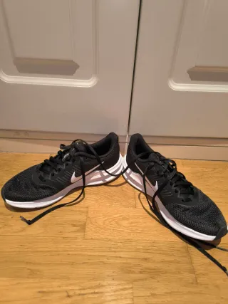 Zapatillas Nike Talla 38.5 Negras y Blancas