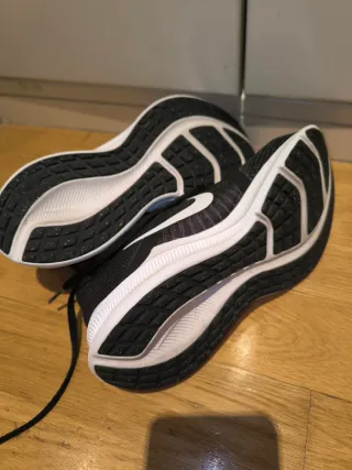 Zapatillas Nike Talla 38.5 Negras y Blancas