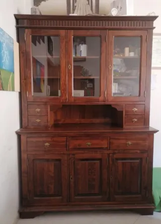 Credenza in legno scuro con ante in vetro