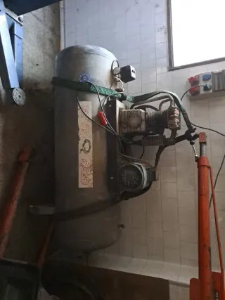 Compresor de aire grande a repasar funcionaba