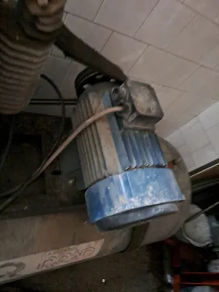 Compresor de aire grande a repasar funcionaba