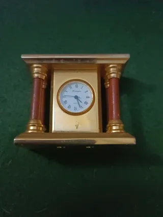 Reloj de sobremesa dorado