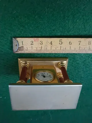 Reloj de sobremesa dorado