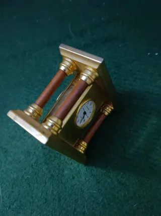 Reloj de sobremesa dorado