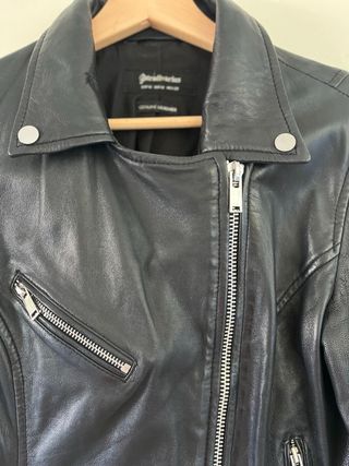 Cazadora cuero Stradivarius negra