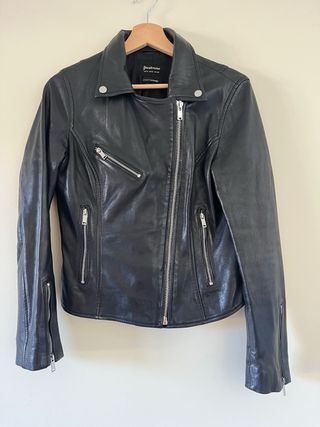 Cazadora cuero Stradivarius negra