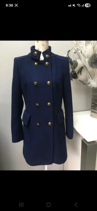 Abrigo azul marino con botones dorados