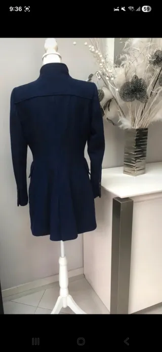 Abrigo azul marino con botones dorados