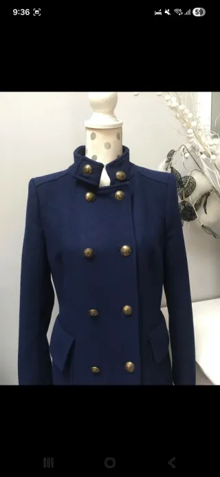 Abrigo azul marino con botones dorados