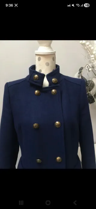 Abrigo azul marino con botones dorados