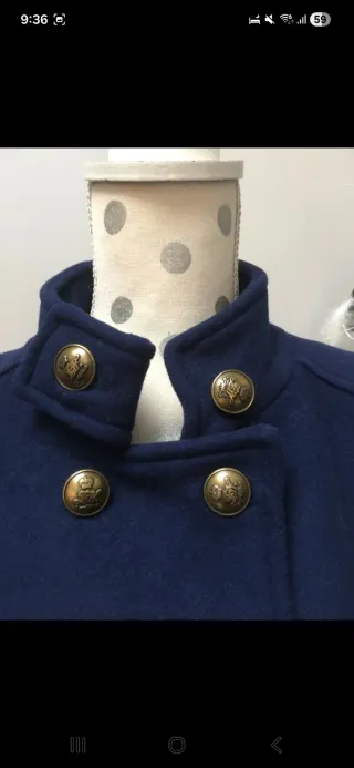 Abrigo azul marino con botones dorados