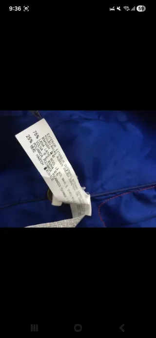 Abrigo azul marino con botones dorados