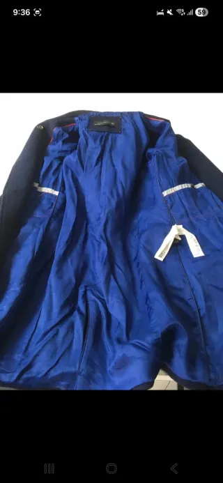 Abrigo azul marino con botones dorados