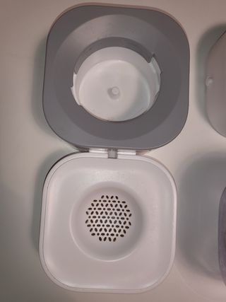 Comedero y bebedero para mascotas.