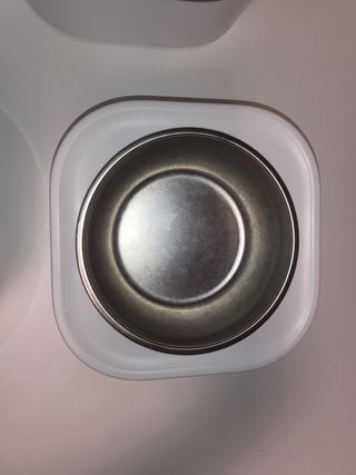 Comedero y bebedero para mascotas.