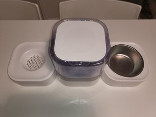 Comedero y bebedero para mascotas.