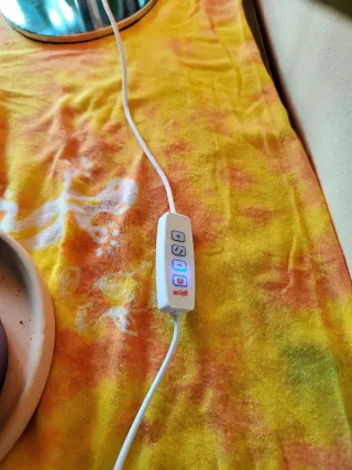 Lámpara de mesa naranja con base de  metal