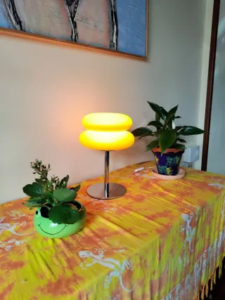 Lámpara de mesa naranja con base de  metal