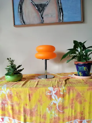 Lámpara de mesa naranja con base de  metal