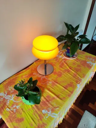 Lámpara de mesa naranja con base de  metal