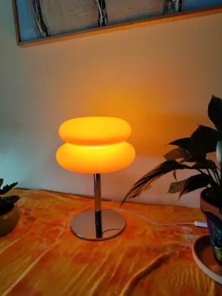 Lámpara de mesa naranja con base de  metal