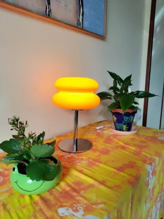 Lámpara de mesa naranja con base de  metal