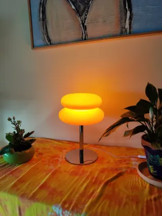 Lámpara de mesa naranja con base de  metal