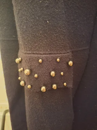 Chaqueta de punto negra con adornos