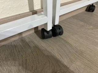 Mesa de madera y metal con ruedas