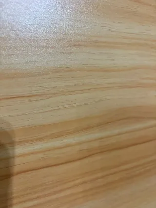 Mesa de madera y metal con ruedas