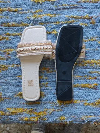 Sandalias planas beige adornos dorados talla 40