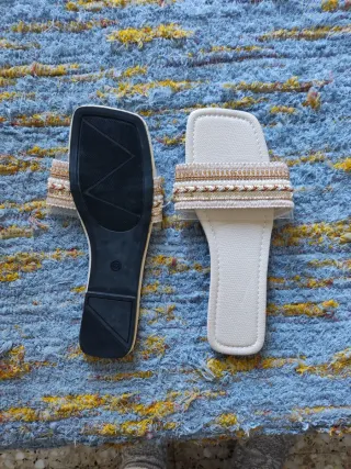 Sandalias planas beige adornos dorados talla 40