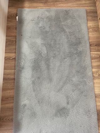 Alfombra beige y blanca de poliéster