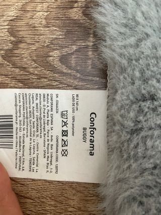 Alfombra beige y blanca de poliéster