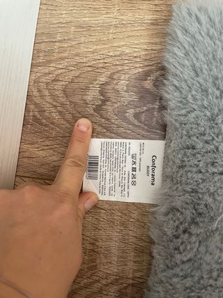 Alfombra beige y blanca de poliéster