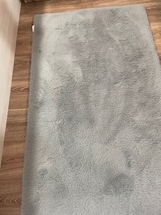 Alfombra beige y blanca de poliéster