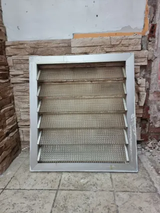 Ventana de aluminio con lamas de cristal
