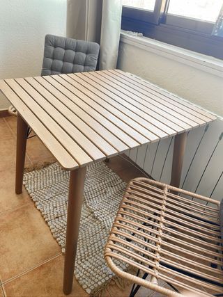 Gioco da tavolo e due sedie