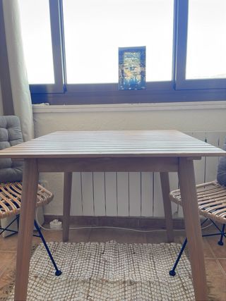 Gioco da tavolo e due sedie