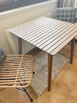 Gioco da tavolo e due sedie