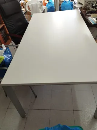 Mesa de oficina metálica y madera