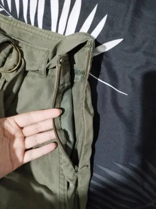 Falda verde con bolsillos y cinturón talla 34