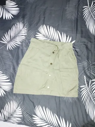 Falda verde con bolsillos y cinturón talla 34