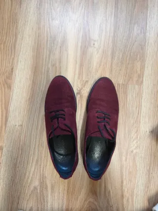 Zapatos de ante burdeos