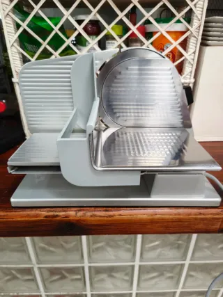 Cortadora de fiambre plateada