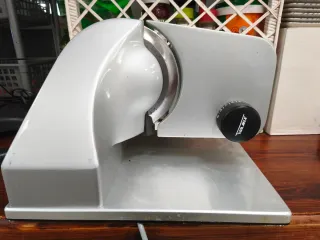 Cortadora de fiambre plateada